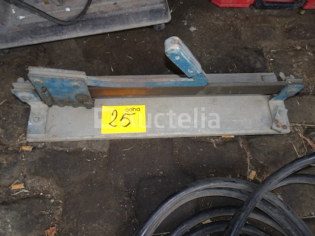 Een tegelsnijder - afbeelding 2 van  2