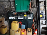 Een titan truckmaster olie en +- 5 jerrycans - afbeelding 1 van  9