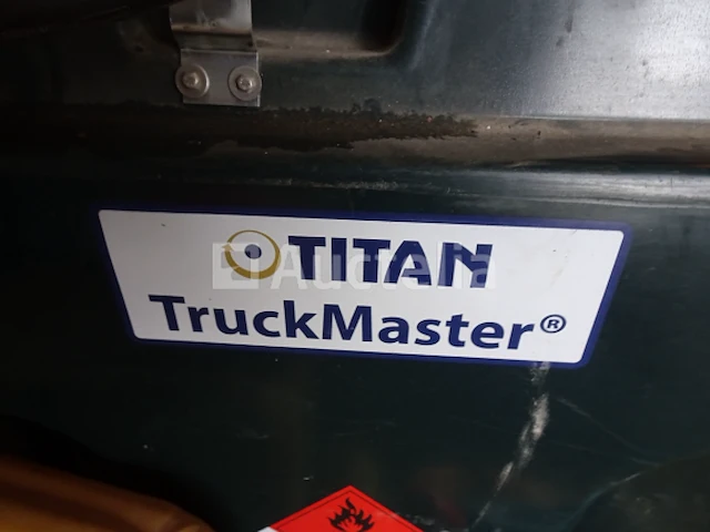 Een titan truckmaster olie en +- 5 jerrycans - afbeelding 2 van  9