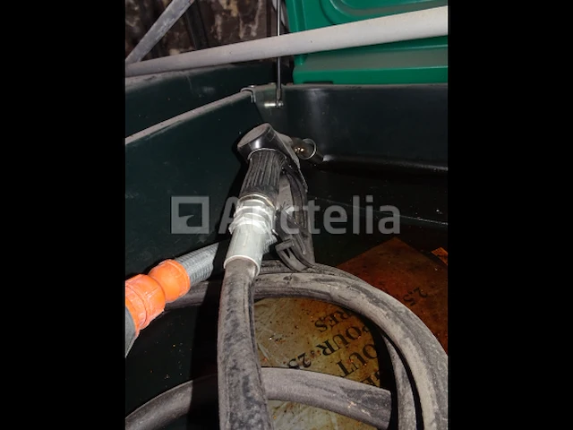 Een titan truckmaster olie en +- 5 jerrycans - afbeelding 4 van  9