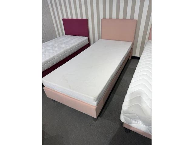 Eenpersoons boxspring 90x200. - afbeelding 1 van  1