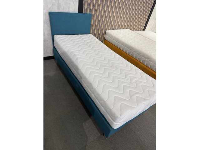 Eenpersoons boxspring 90x200. - afbeelding 1 van  1