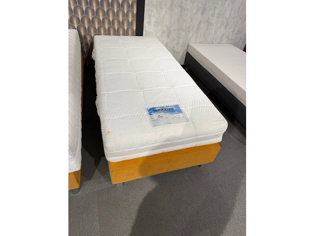 Eenpersoons boxspring 90x200. - afbeelding 1 van  1
