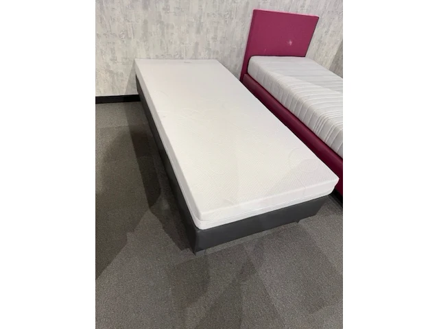 Eenpersoons boxspring 90x200. - afbeelding 1 van  1