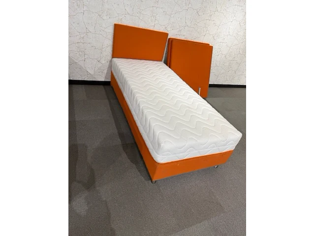 Eenpersoons boxspring 90x200. - afbeelding 1 van  1