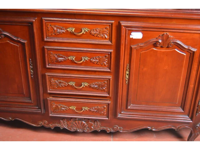 Eetkamer in japanse kerselaar bestaande uit: dressoir afm. l 260 cm b 100 cm, vitrinekast h 208 cm b 125 cm, uitschuifbare eettafel afm. h 147 cm en b 90 cm - afbeelding 5 van  14