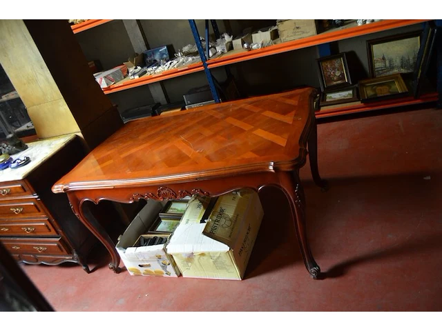 Eetkamer in japanse kerselaar bestaande uit: dressoir afm. l 260 cm b 100 cm, vitrinekast h 208 cm b 125 cm, uitschuifbare eettafel afm. h 147 cm en b 90 cm - afbeelding 8 van  14