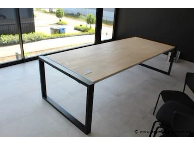 Eettafel afm 280x110cm (staande op eerste verdieping) - afbeelding 1 van  2