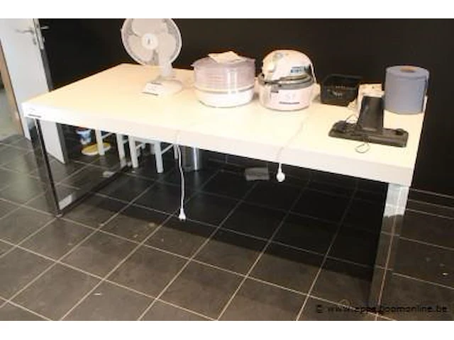 Eettafel (staande op 1e verdieping) - afbeelding 1 van  1