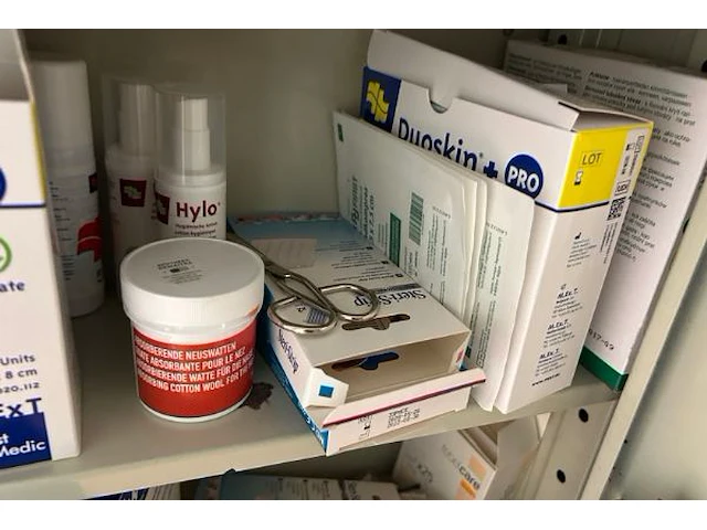Ehbo materiaal - afbeelding 2 van  3