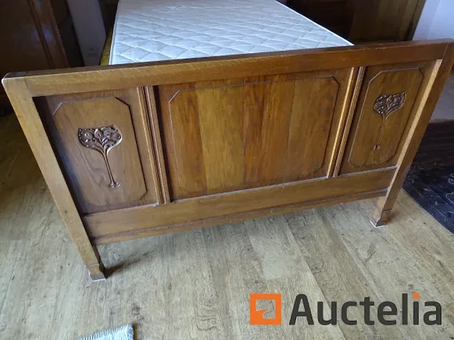 Eiken bed met boxspring en matras, ladekast, lamp, kroonluchter - afbeelding 2 van  12