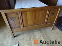 Eiken bed met boxspring en matras, ladekast, lamp, kroonluchter - afbeelding 2 van  12