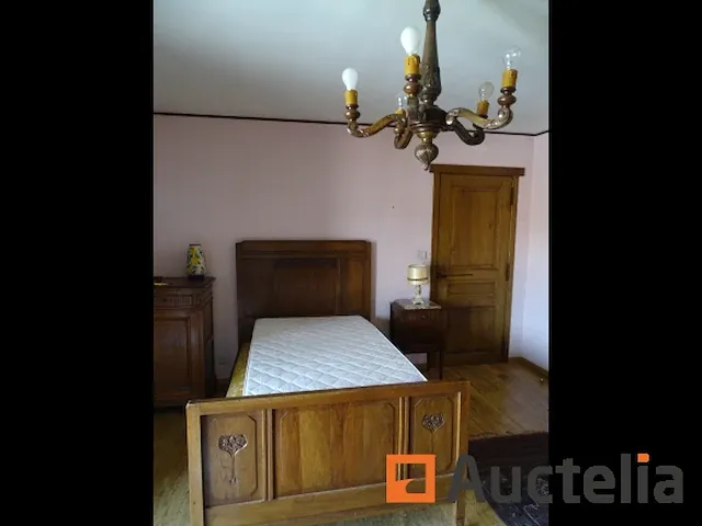 Eiken bed met boxspring en matras, ladekast, lamp, kroonluchter - afbeelding 7 van  12