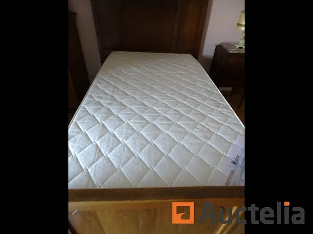 Eiken bed met boxspring en matras, ladekast, lamp, kroonluchter - afbeelding 9 van  12