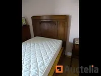 Eiken bed met boxspring en matras, ladekast, lamp, kroonluchter - afbeelding 11 van  12