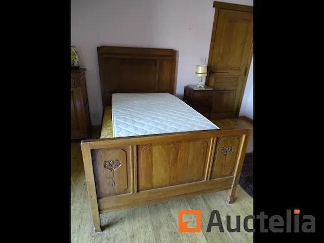 Eiken bed met boxspring en matras, ladekast, lamp, kroonluchter - afbeelding 12 van  12