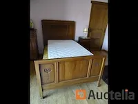 Eiken bed met boxspring en matras, ladekast, lamp, kroonluchter - afbeelding 12 van  12