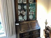 Eiken vitrinekast met secretaire