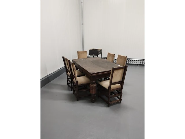 Eikenhouten eettafel met uitschuifbaar blad vlaamse stijl afm. 150x100 cm, 6 houten stoelen met beige stoffen zit - afbeelding 2 van  13