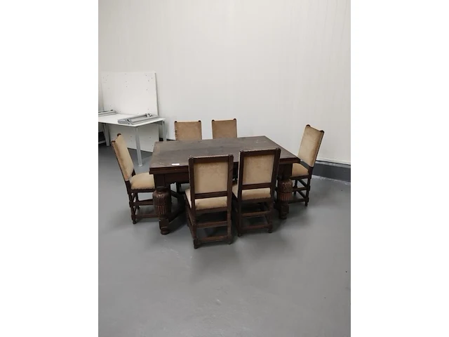 Eikenhouten eettafel met uitschuifbaar blad vlaamse stijl afm. 150x100 cm, 6 houten stoelen met beige stoffen zit - afbeelding 4 van  13