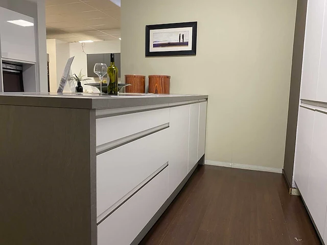 Eiland keukenopstelling expo 26 wit - afbeelding 11 van  17