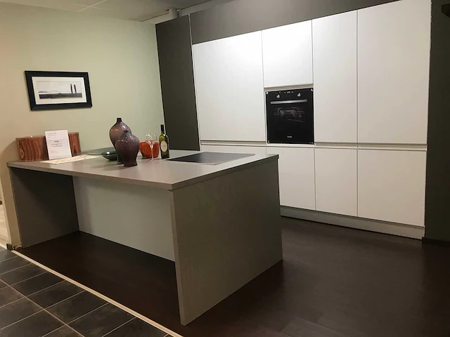 Eiland keukenopstelling expo 26 wit - afbeelding 15 van  17