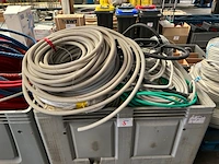 Electriciteitskabels, buizen