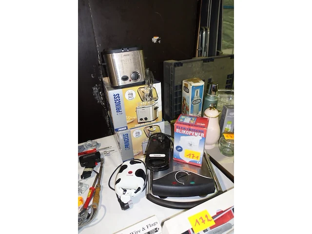 Electro toestellen (2x friteuse, 1x elektrische blikopener, 2x croque-ijzer, 1x grilltoestel) - afbeelding 1 van  3