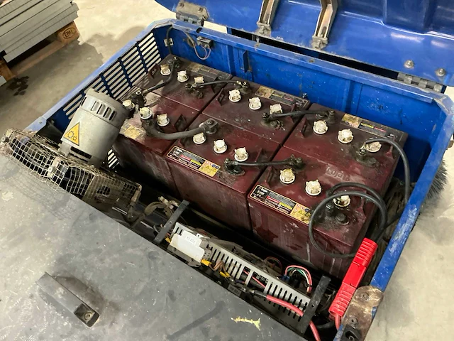 Electrolux euroclean r1200b zelfrijdende veegmachine - afbeelding 8 van  9