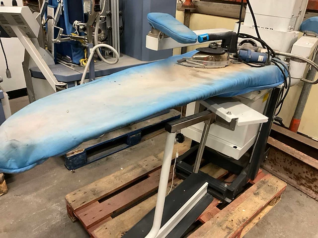 Electrolux industriële strijkmachine - afbeelding 2 van  7