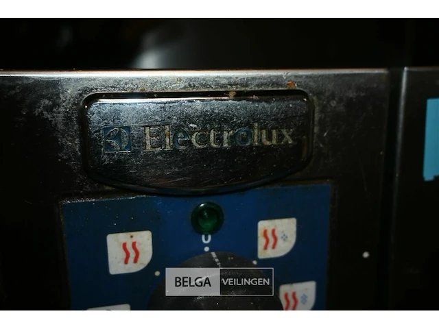 Electrolux oven met inox ondertafel - afbeelding 3 van  6