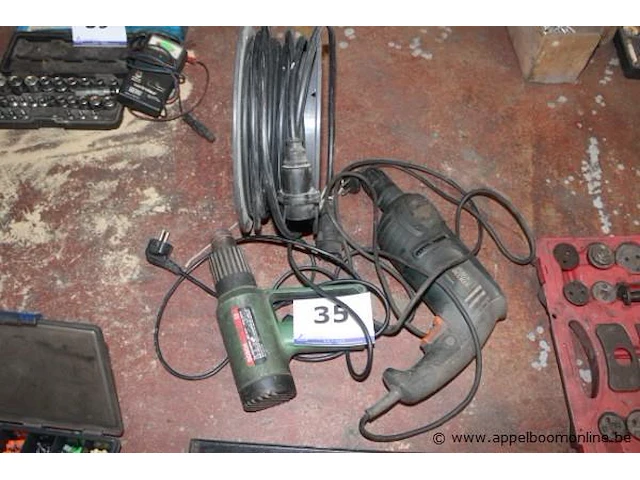 Elektrisch boormachine black&decker, elektrische warmeluchtblazer bosch en elektrakabel op haspel - afbeelding 1 van  3
