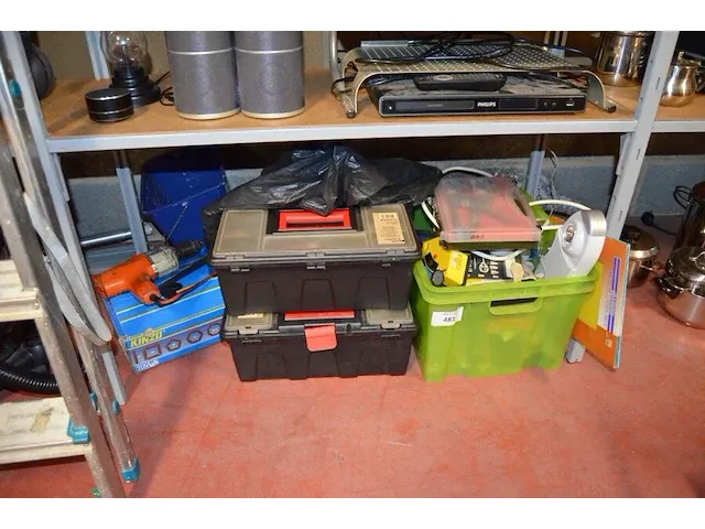 Elektrisch boormachine black&decker, verstekzaag kinzo, pvc bak met werkgerief, 2 gereedschapskoffers met klein handgereedschap, trapladder 4 treden - afbeelding 1 van  10