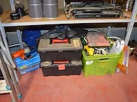 Elektrisch boormachine black&decker, verstekzaag kinzo, pvc bak met werkgerief, 2 gereedschapskoffers met klein handgereedschap, trapladder 4 treden - afbeelding 1 van  10