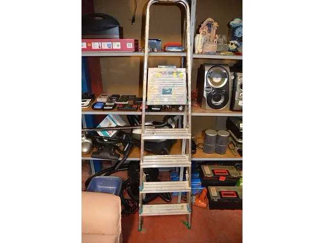 Elektrisch boormachine black&decker, verstekzaag kinzo, pvc bak met werkgerief, 2 gereedschapskoffers met klein handgereedschap, trapladder 4 treden - afbeelding 3 van  10