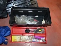 Elektrisch boormachine black&decker, verstekzaag kinzo, pvc bak met werkgerief, 2 gereedschapskoffers met klein handgereedschap, trapladder 4 treden - afbeelding 5 van  10