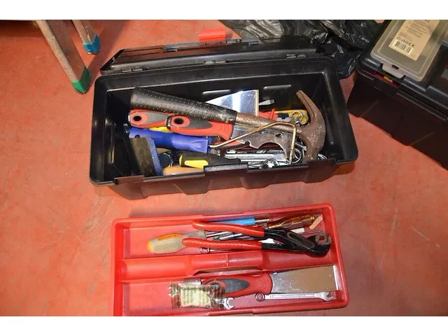 Elektrisch boormachine black&decker, verstekzaag kinzo, pvc bak met werkgerief, 2 gereedschapskoffers met klein handgereedschap, trapladder 4 treden - afbeelding 6 van  10