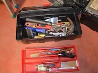 Elektrisch boormachine black&decker, verstekzaag kinzo, pvc bak met werkgerief, 2 gereedschapskoffers met klein handgereedschap, trapladder 4 treden - afbeelding 6 van  10