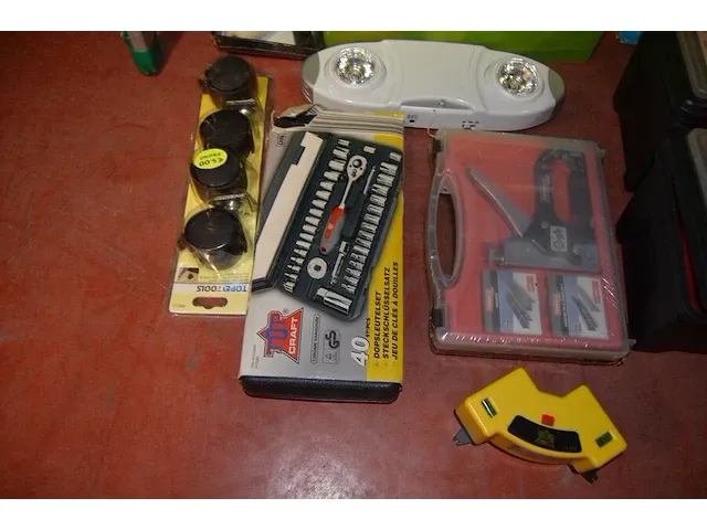 Elektrisch boormachine black&decker, verstekzaag kinzo, pvc bak met werkgerief, 2 gereedschapskoffers met klein handgereedschap, trapladder 4 treden - afbeelding 7 van  10