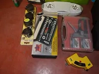 Elektrisch boormachine black&decker, verstekzaag kinzo, pvc bak met werkgerief, 2 gereedschapskoffers met klein handgereedschap, trapladder 4 treden - afbeelding 7 van  10