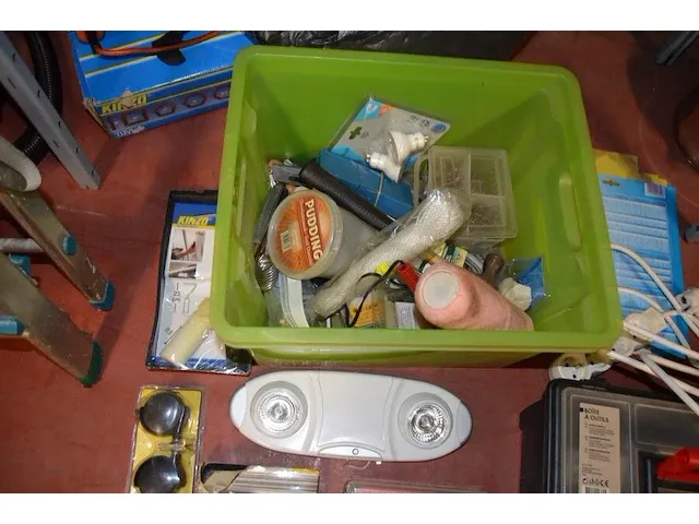Elektrisch boormachine black&decker, verstekzaag kinzo, pvc bak met werkgerief, 2 gereedschapskoffers met klein handgereedschap, trapladder 4 treden - afbeelding 8 van  10