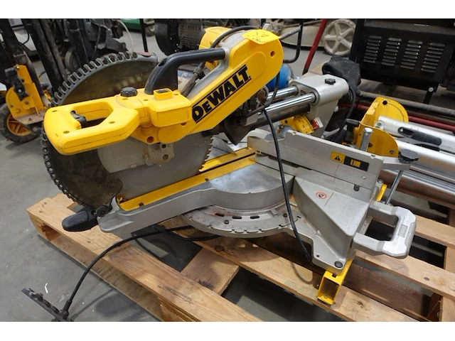Elektrische afkortzaag dewalt - afbeelding 1 van  6