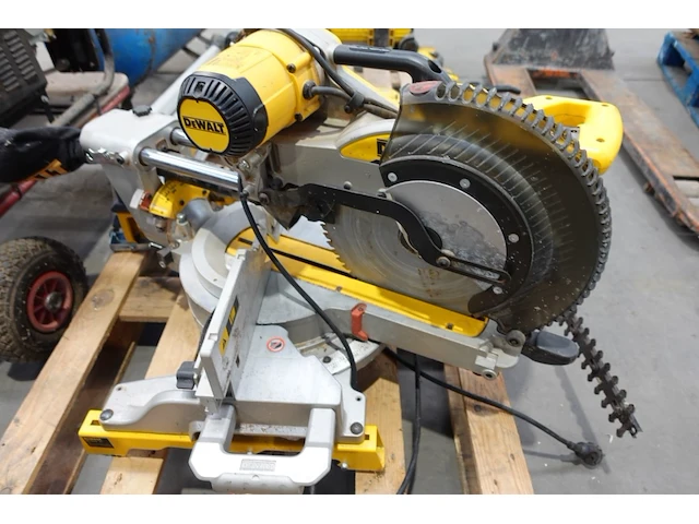 Elektrische afkortzaag dewalt - afbeelding 3 van  6