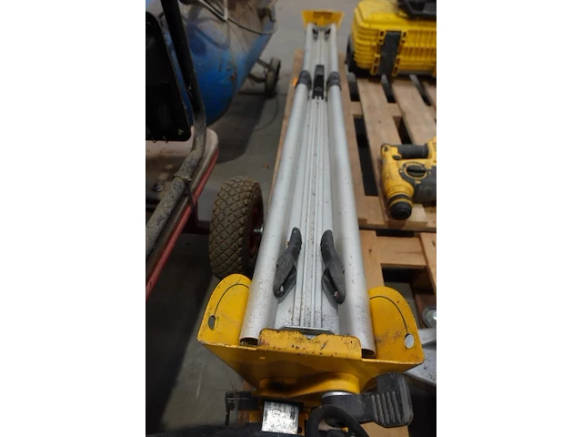 Elektrische afkortzaag dewalt - afbeelding 5 van  6