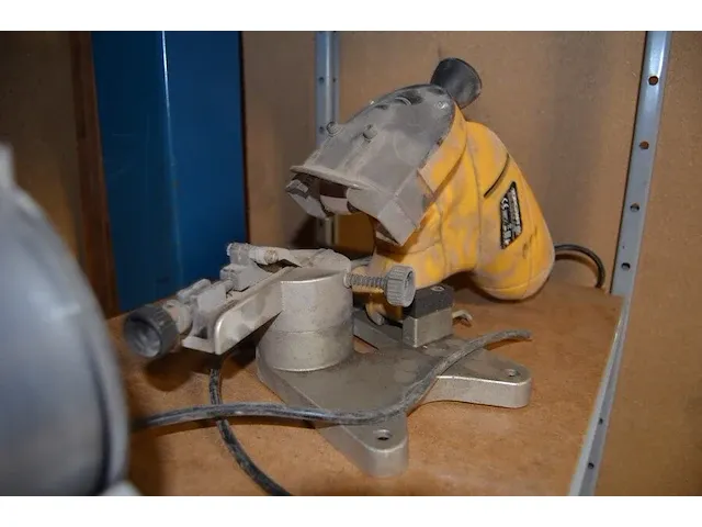 Elektrische bandschuurmachine powerplus pow1270 met slijpsteen, elektrische kettingslijper topcraft xyz276be - afbeelding 3 van  11