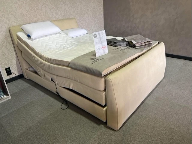 Elektrische boxspring 160x200 beige kleur - afbeelding 1 van  2