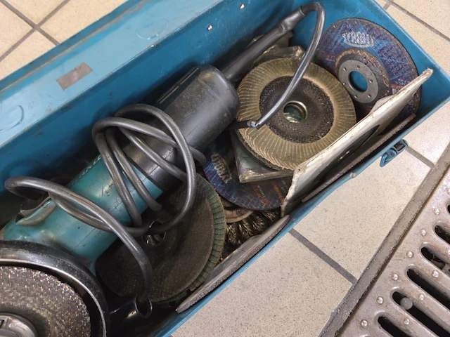 Elektrische haakse slijper makita - afbeelding 2 van  4