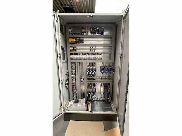 Elektrische kast met onderdelen - afbeelding 2 van  3