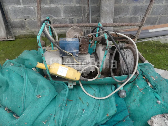 Elektrische lier met 2 imer staanders - afbeelding 3 van  9