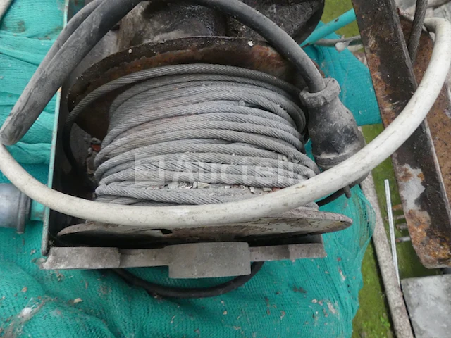 Elektrische lier met 2 imer staanders - afbeelding 7 van  9